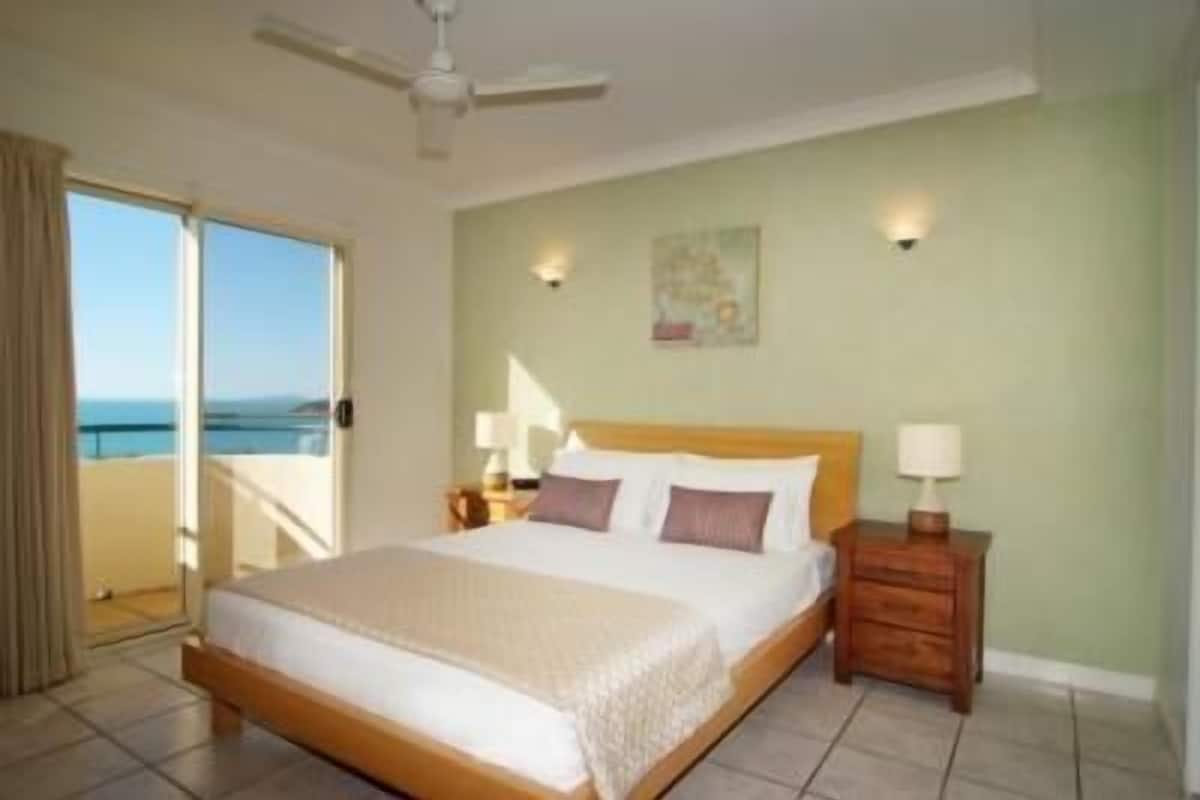 Soundproofing, iron/ironing board, WiFi (free), bed sheets