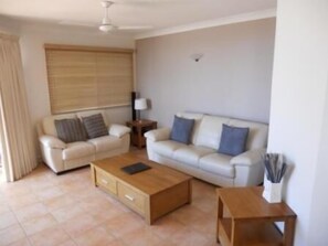 Televisión de pantalla plana y reproductor de DVD