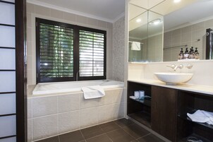 Suite ejecutiva, 2 habitaciones, balcón (Executive Villa) | Ropa de cama de alta calidad, minibar, escritorio