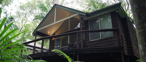 Luxe suite, 1 slaapkamer, balkon (Rainforest Luxury Villa) | Luxe beddengoed, een minibar, een bureau, een strijkplank/strijkijzer