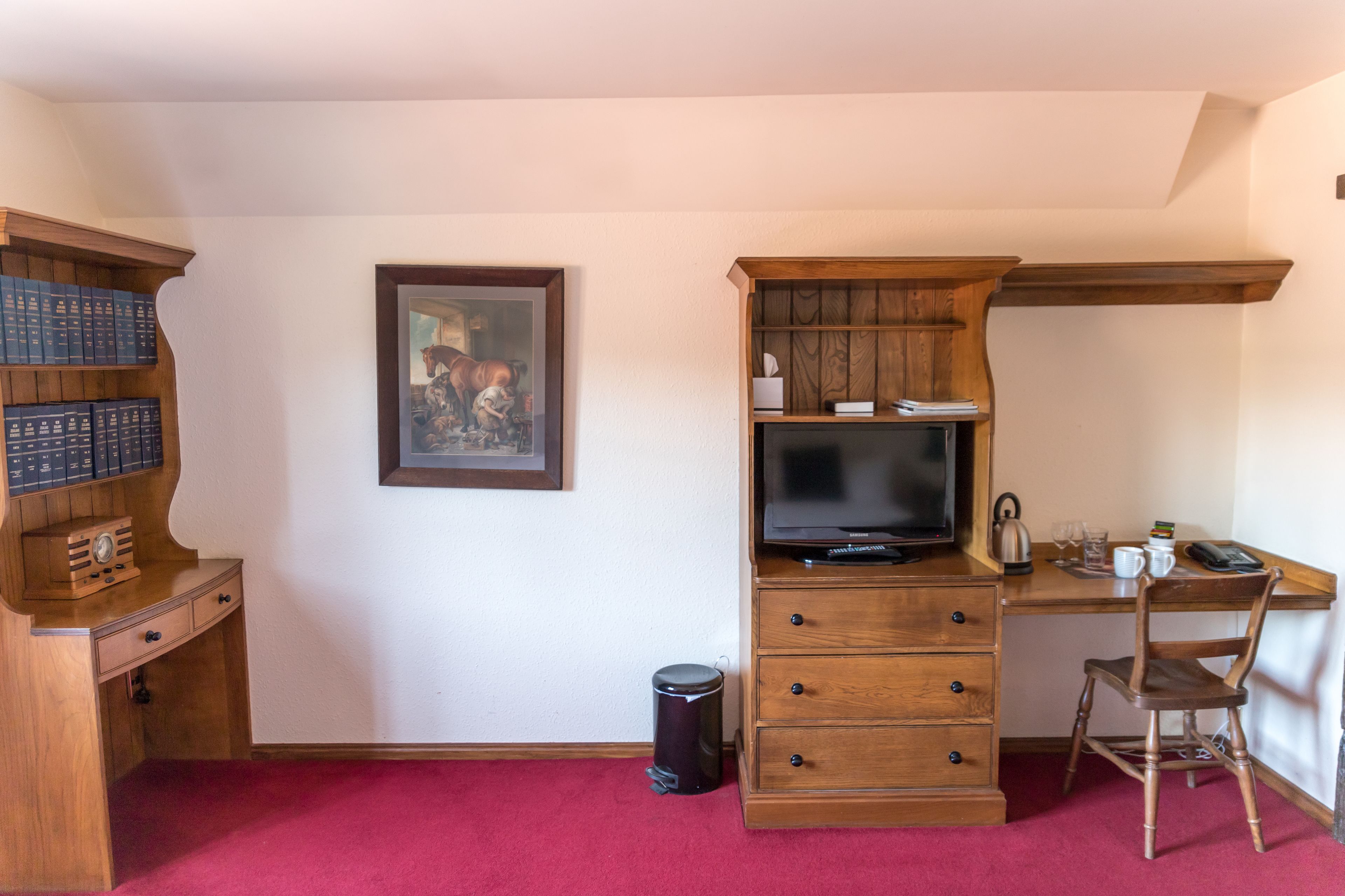 standard room, 1 king bed, non smoking | living area | tv