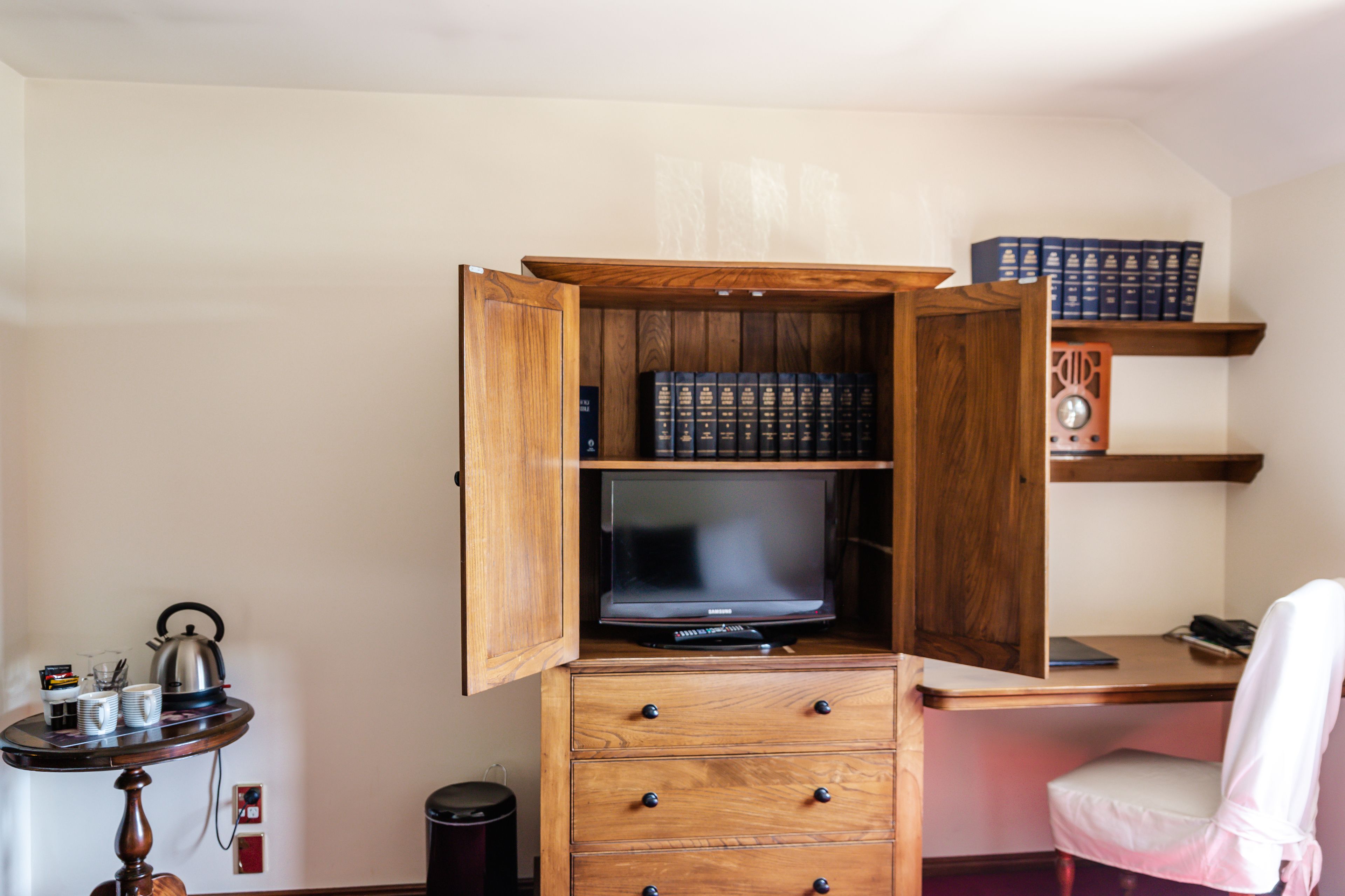 standard king room | desk, iron/ironing board, free cots/infant beds, free wifi