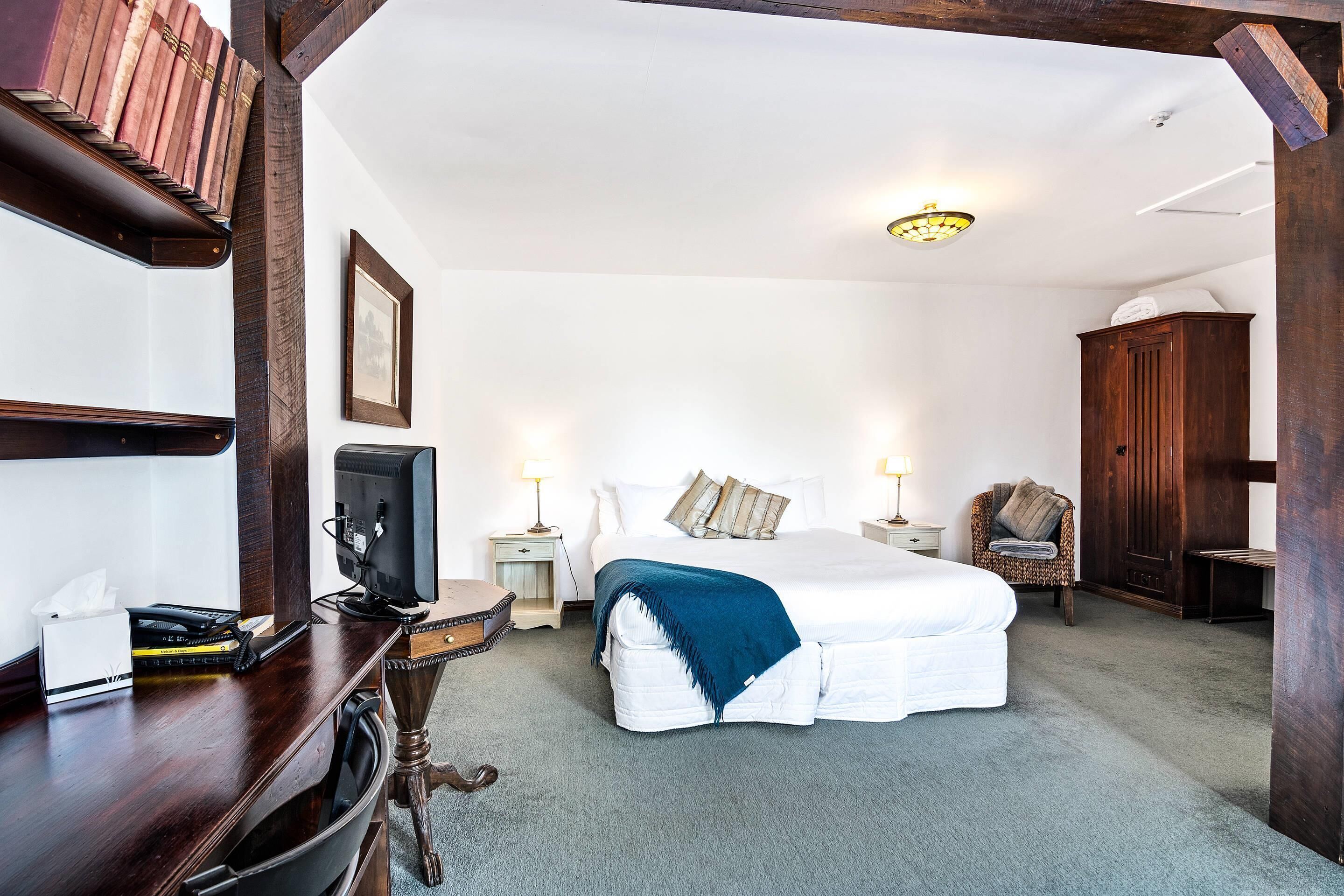 Executive Room, 1 King Bed, Non Smoking | Desk, iron/ironing board, free cribs/infant beds, free WiFi