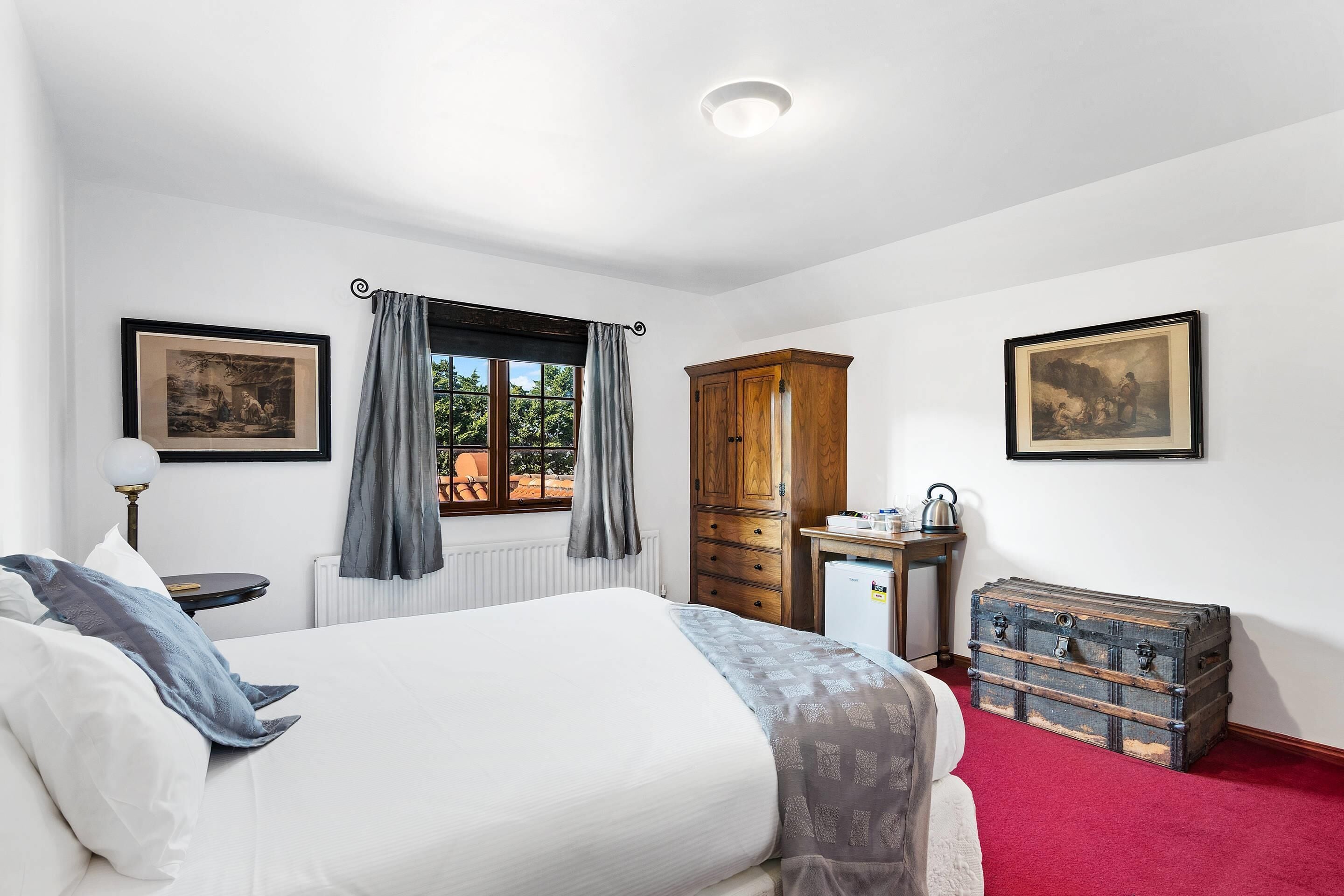 مكتب ومكواة/لوح كي وأسرّة أطفال/رضّع (مجانًا) وواي فاي مجانًا