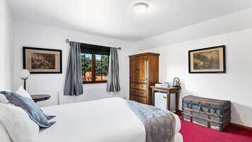 Standard Room, 1 King Bed, Non Smoking | Desk, iron/ironing board, free cribs/infant beds, free WiFi