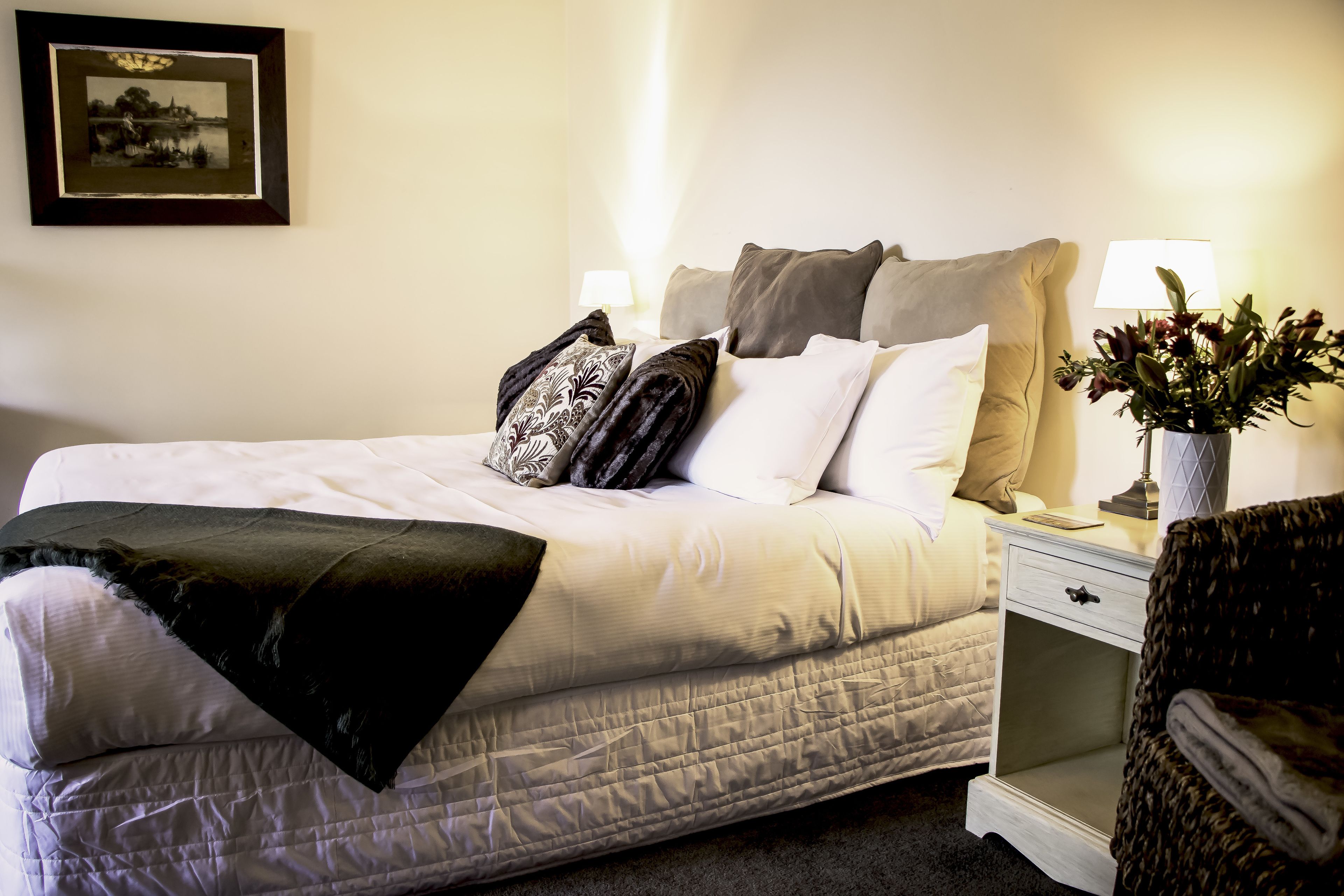 deluxe king room | desk, iron/ironing board, free cots/infant beds, free wifi