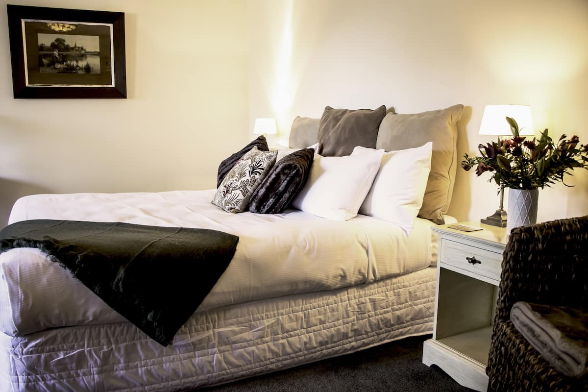 deluxe king room | desk, iron/ironing board, free cots/infant beds, free wifi