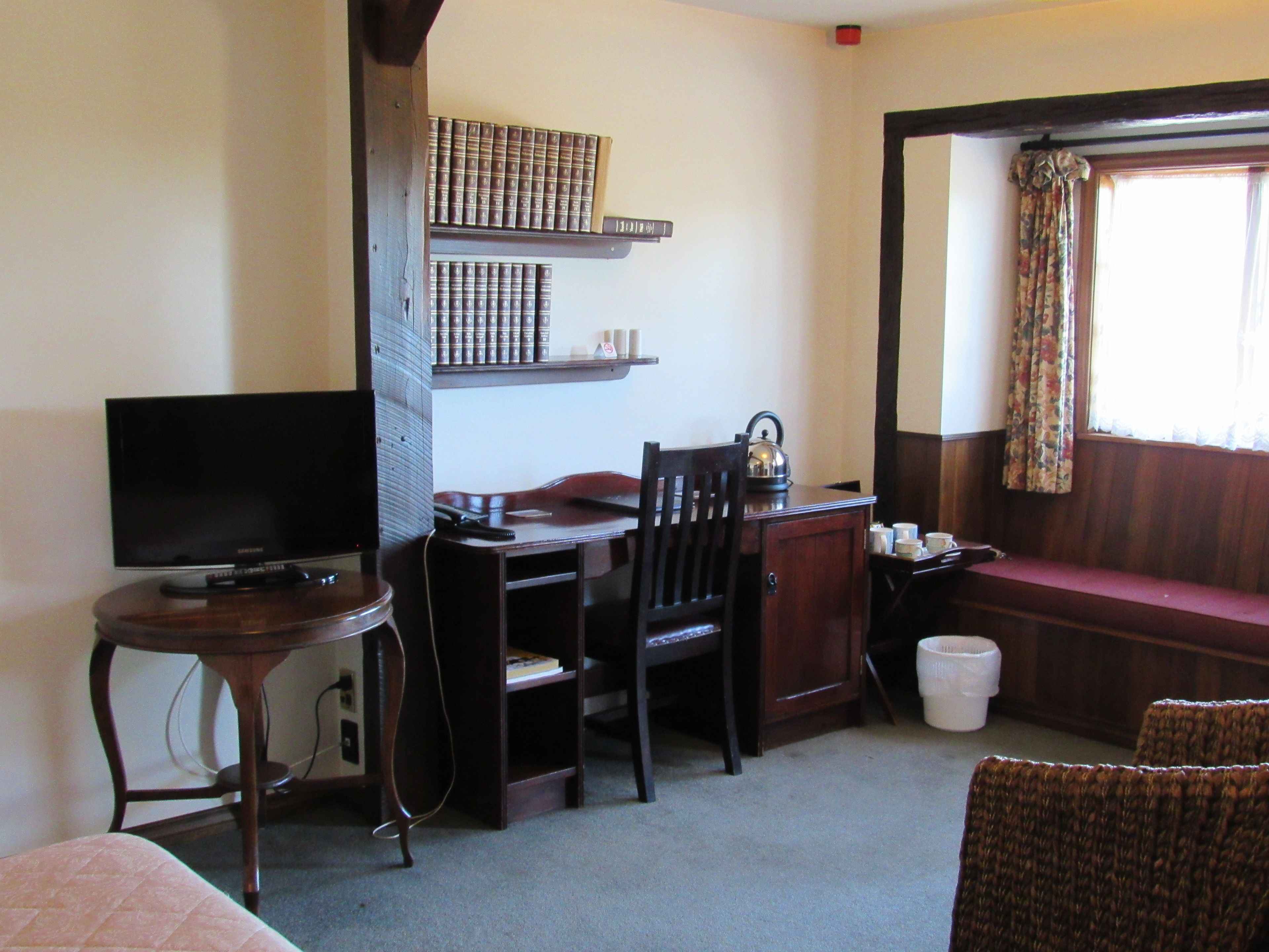 executive room, 1 king bed, non smoking | desk, iron/ironing board, free cots/infant beds, free wifi