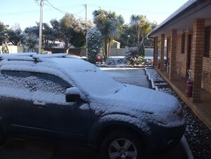 Family Room, Refrigerator & Microwave, Ground Floor | Parking | Free self parking - Snowdream Motel (Berridale)
