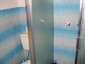 Familienzimmer, Kühlschrank und Mikrowelle, Erdgeschoss | Badezimmer | Handtücher