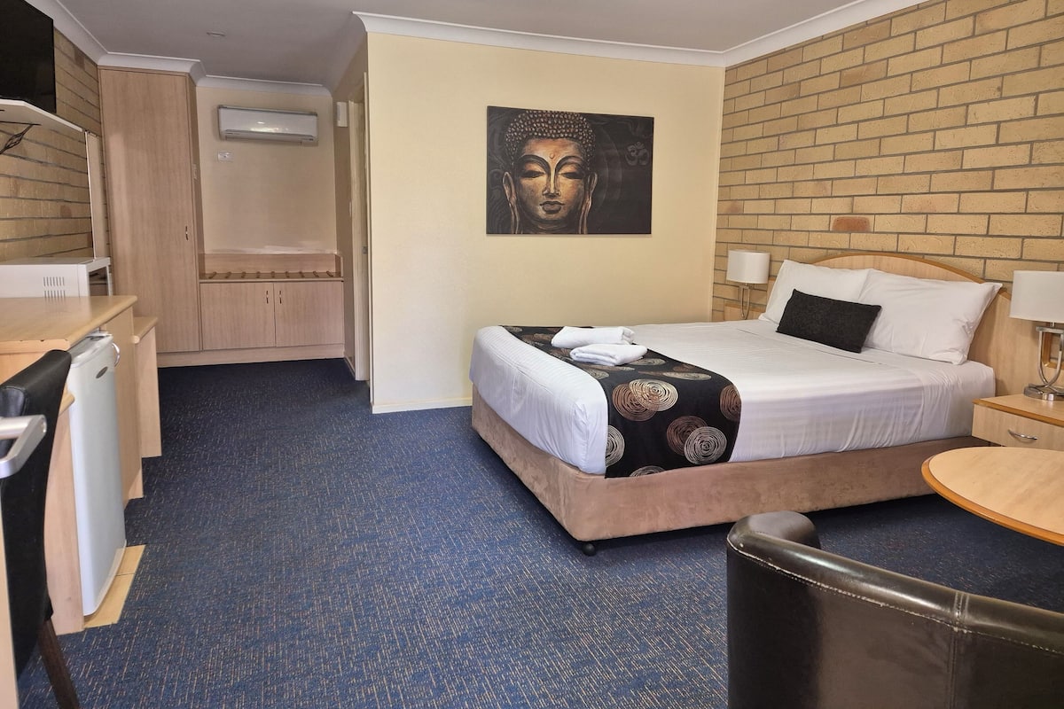 Desk, iron/ironing board, free WiFi, bed sheets