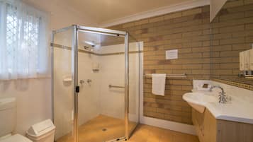 Standard Room, Non Smoking (single) | Bathroom | Shower, hair dryer, towels