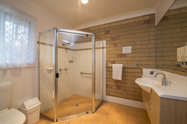 Standard Room, Non Smoking (single) | Bathroom | Shower, hair dryer, towels - Cotswold Motor Inn (Cotswold Hills)