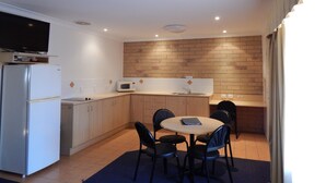 豪華客房, 1 間臥室, 非吸煙房, 廚房 (Self Contained Suite) | 私人廚房 | 咖啡機/沖茶器、電冰箱、微波爐、電熱水壺