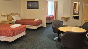 豪華客房, 1 間臥室, 非吸煙房, 廚房 (Self Contained Suite) | 書桌、熨斗/熨衣板、免費無線上網、床單
