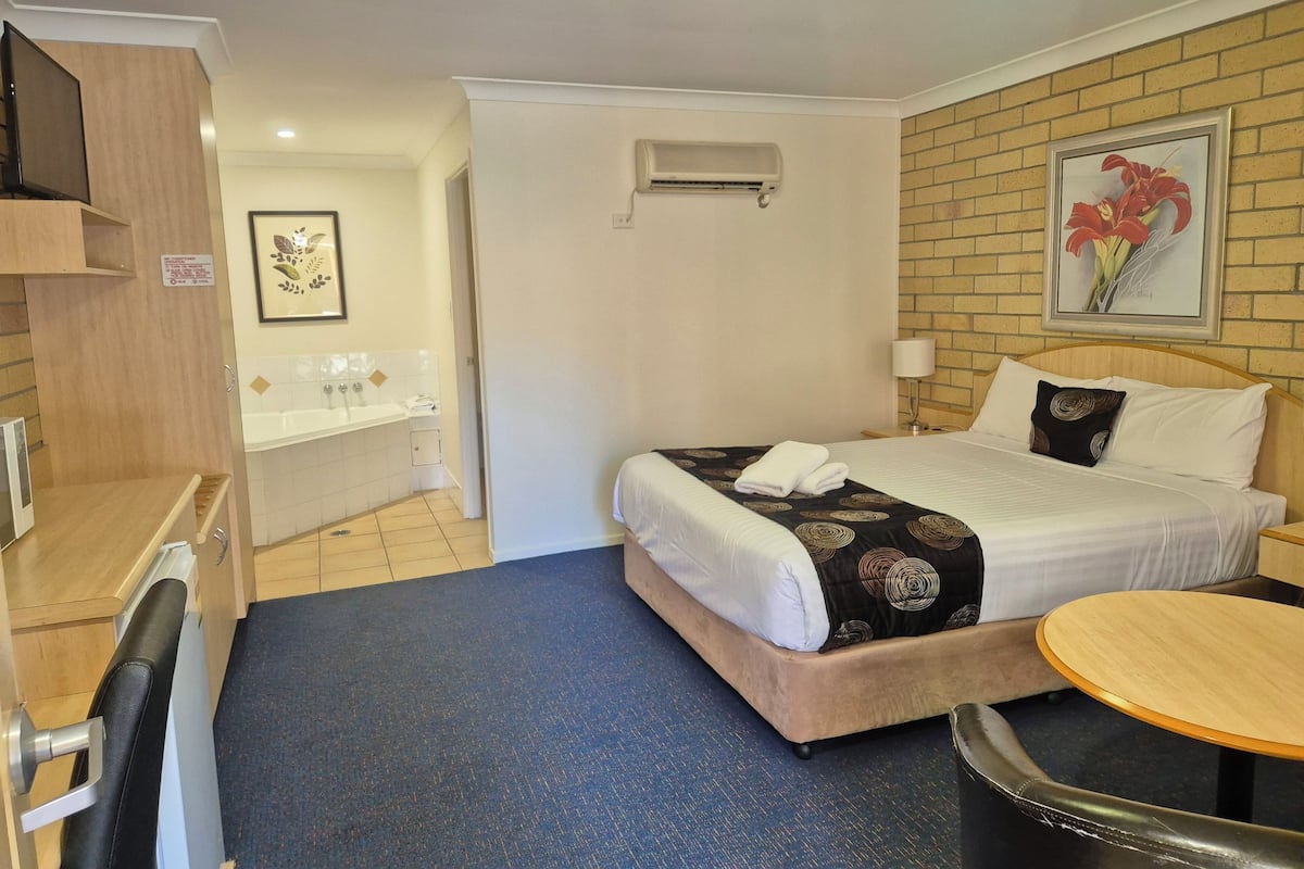 Standard Room, Non Smoking, Jetted Tub (Spa Suite) | Desk, iron/ironing board, free WiFi, bed sheets