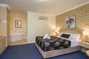 غرفة عادية - لغير المدخنين - بحوض استحمام بنظام دفع المياه (Spa Suite) | مكتب ومكواة/لوح كي وواي فاي مجانًا وملاءات أسرّة