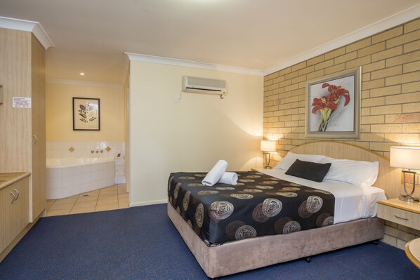 Standard Room, Non Smoking, Jetted Tub (Spa Suite) | Desk, iron/ironing board, free WiFi, bed sheets - Cotswold Motor Inn (Cotswold Hills)