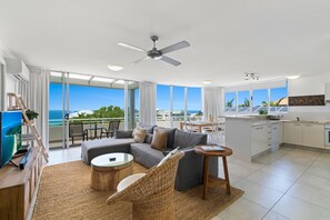 42-inch flat-screen TV with cable channels, TV, DVD player - Sundancer Holiday Apartments (Sunshine Beach)