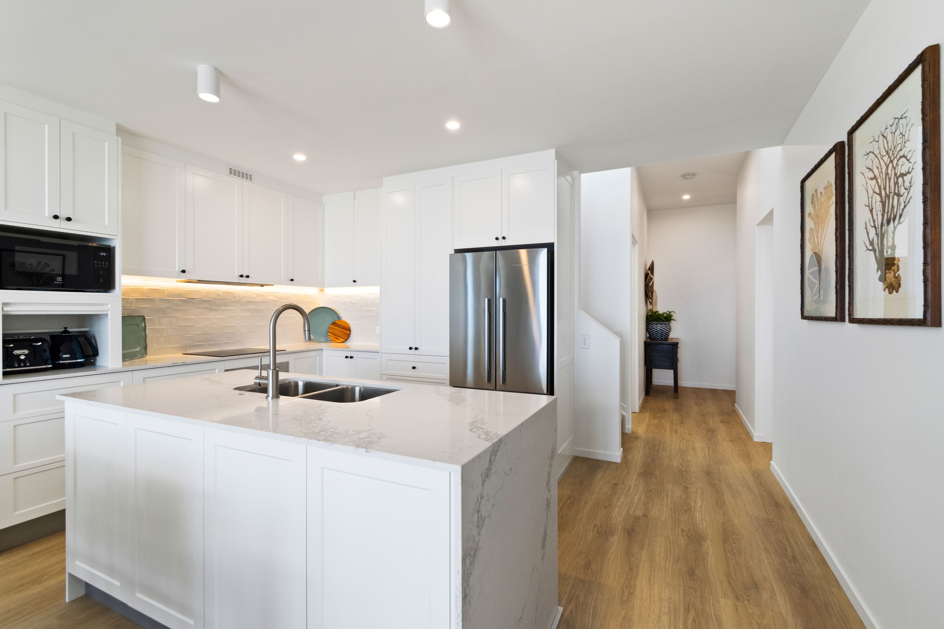 Full-size fridge, microwave, oven, stovetop