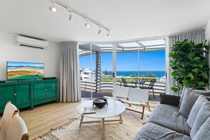 TV màn hình phẳng 42-inch có truyền hình cáp, TV, đầu đĩa DVD 