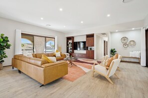 Apartamento conforto, 3 quartos, vista parcial para o oceano | Área de estar | TV de tela plana, DVD player