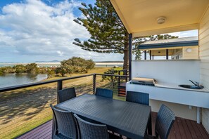 Watefront Deluxe Spa Cabin | Free WiFi, bed sheets