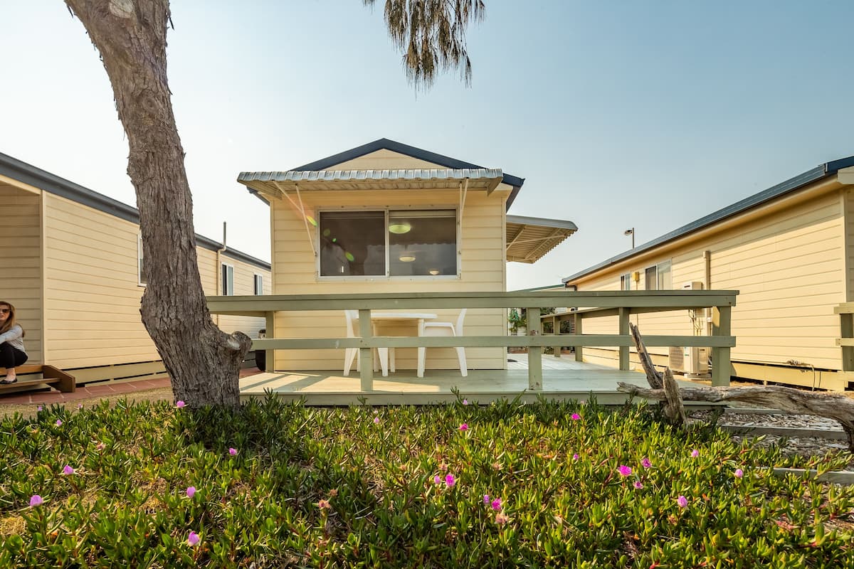 Waterfront Cabin (1BR) | Free WiFi, bed sheets