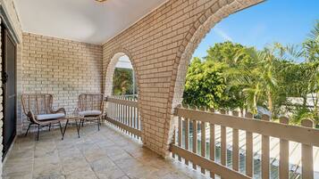 Comfort-Apartment, 3 Schlafzimmer, eingeschränkter Meerblick | Terrasse/Patio