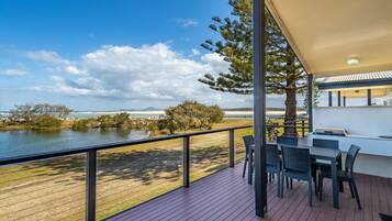 Watefront Deluxe Spa Cabin