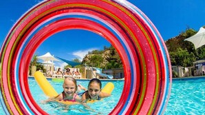 Una piscina con un tobogán circular y colorido.