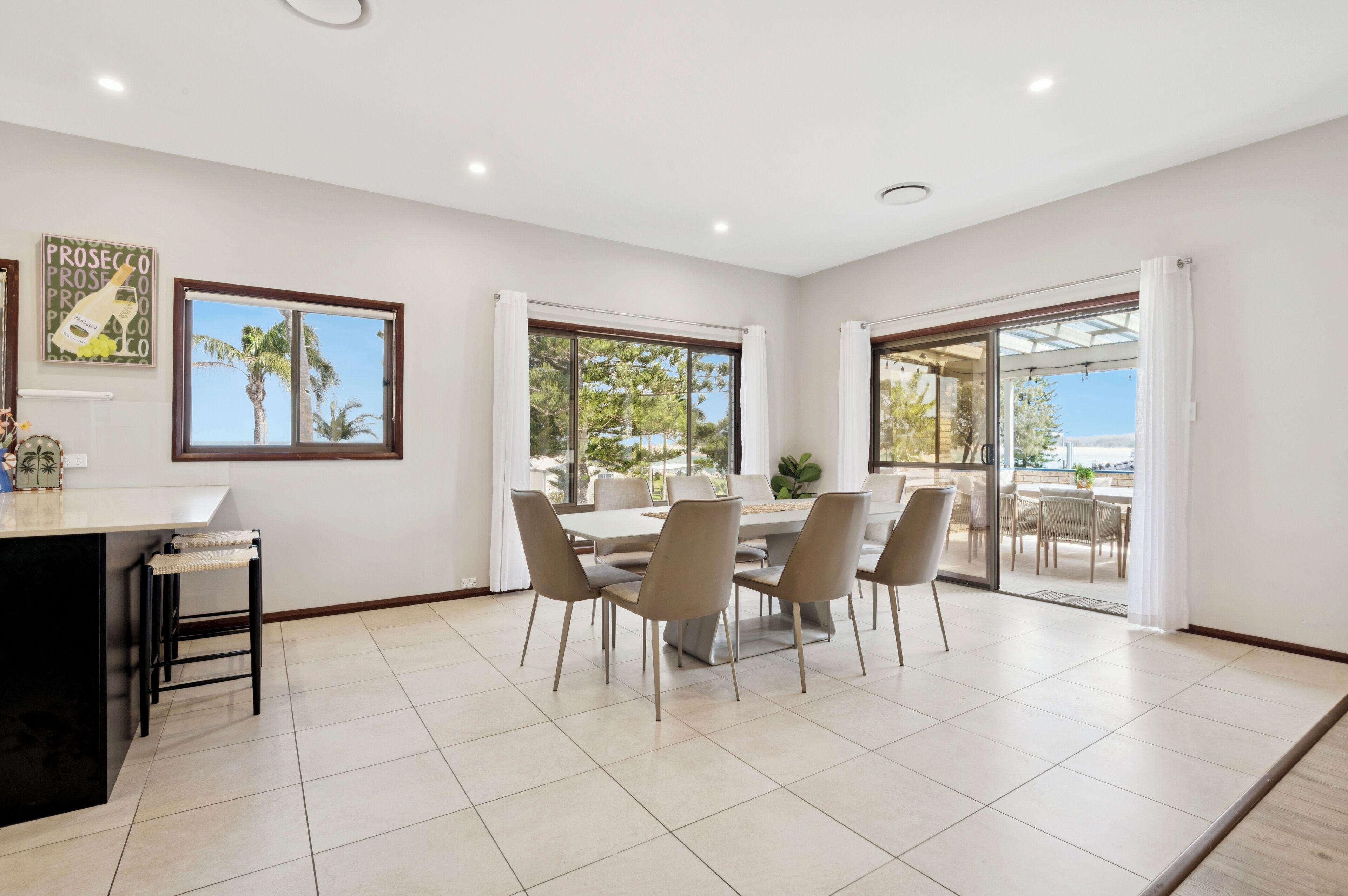 Comfort Apartment, 3 Bedrooms, Partial Ocean View | In-room dining