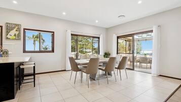 Comfort Apartment, 3 Bedrooms, Partial Ocean View | In-room dining