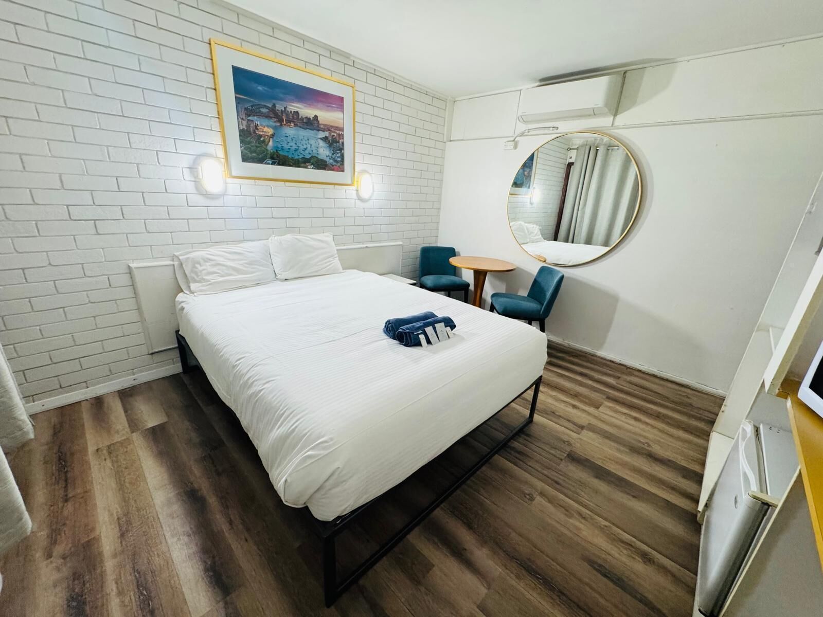 ستائر تعتيم ومكواة/لوح كي وواي فاي مجانًا وملاءات أسرّة