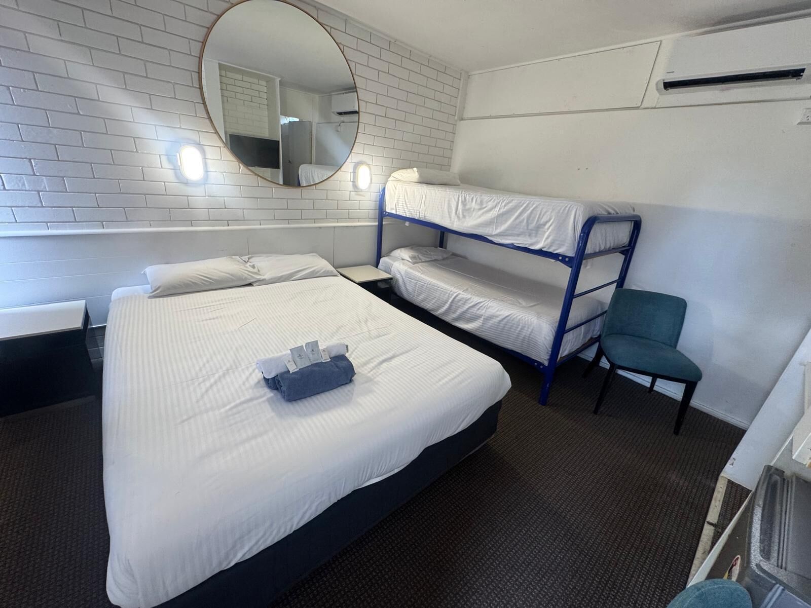 ستائر تعتيم ومكواة/لوح كي وواي فاي مجانًا وملاءات أسرّة