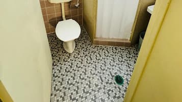 Dusche, kostenlose Toilettenartikel, Handtücher