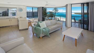 Apartamento luxo, 2 quartos, vista para o oceano (Level 5) | Área de estar | TV de tela plana, Netflix, serviços de streaming