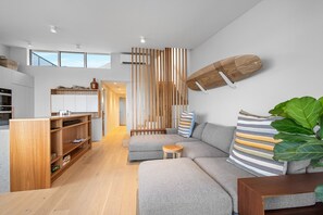 Appartement Penthouse Deluxe, vue sur l’océan | Aire de séjour | Téléviseur à écran plat, Netflix, services de diffusion en continu