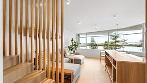 Penthouse Deluxe, quang cảnh biển | Khu phòng khách | TV màn hình phẳng, Netflix, dịch vụ stream 