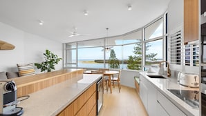 Penthouse Deluxe, quang cảnh biển | Bếp riêng | Dụng cụ pha cà phê/trà, tủ lạnh, lò vi sóng, lò nướng 