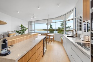 Appartement Penthouse Deluxe, vue sur l’océan | Cuisine privée | Réfrigérateur grande capacité avec congélateur, four à micro-ondes