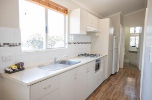 Cabaña superior | Cocina privada | Frigorífico grande, microondas, placa de cocina y cafetera o tetera