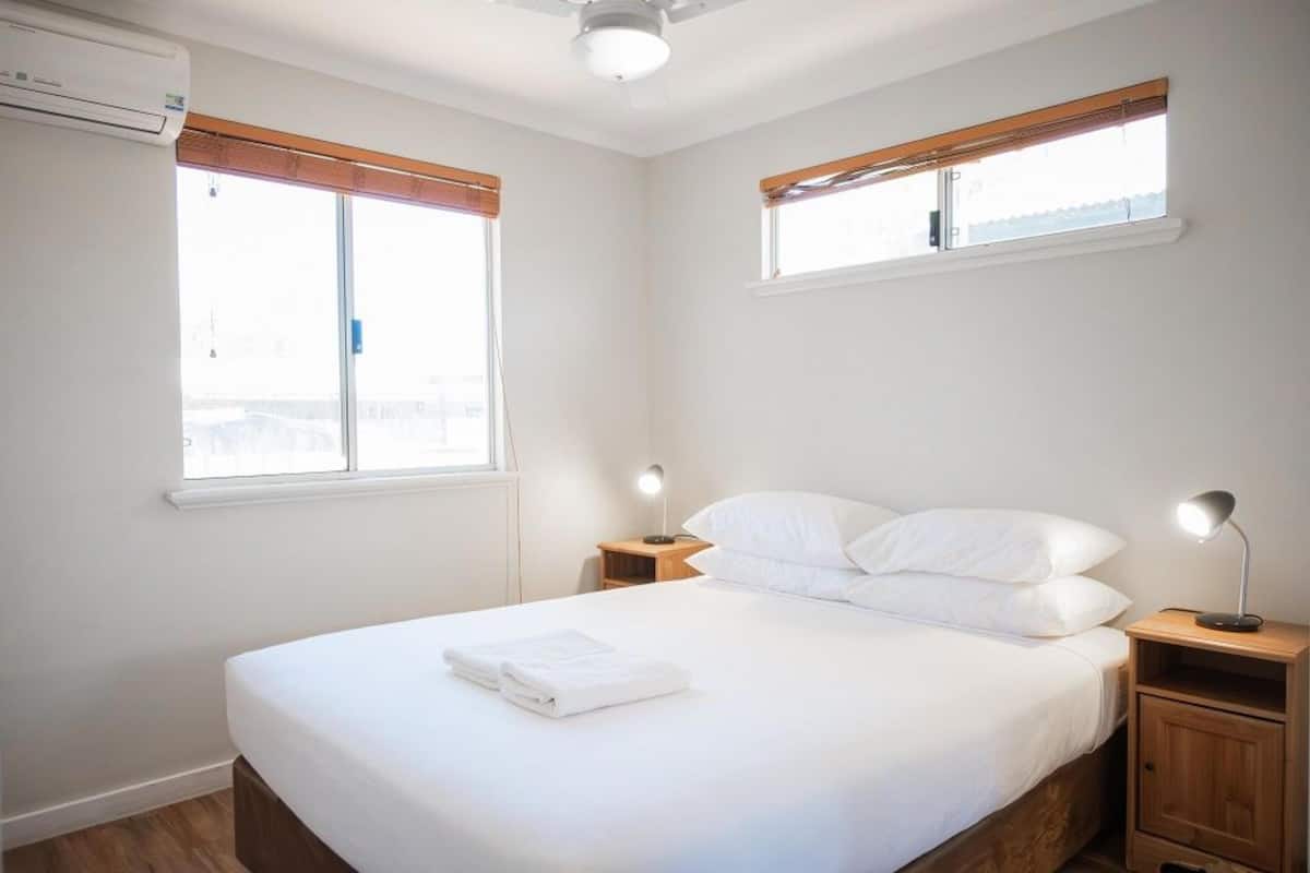 Superior 2 Bedroom - Sleeps 5 | 2 bedrooms, iron/ironing board, free WiFi, bed sheets