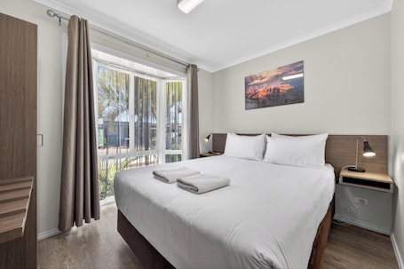 Tabla de planchar con plancha, wifi gratis y ropa de cama . Discovery Parks - Carnarvon