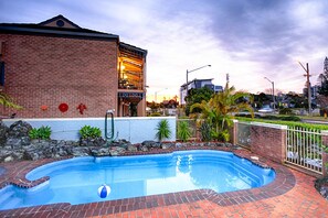 Outdoor pool - Town Beach Motor Inn Hotel (Port Macquarie)