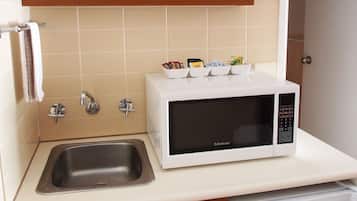 1 Queen + 1 Single Room, Kitchenette | Private kitchenette