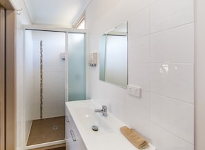 Deluxe Queen Non Smoking - Pets allowed on request - extra charge applies | Baño | Regadera, amenidades de baño gratuitas, secadora de cabello, toallas