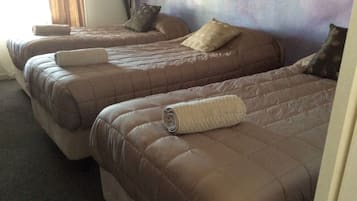 Triple Non Smoking Room (3 x single beds or 1 x king bed & 1 x single bed) | Premium bedding, individually decorated, laptop workspace