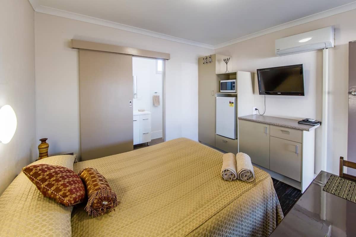 Deluxe Room, Non Smoking (Deluxe Queen) | Premium bedding, individually decorated, laptop workspace