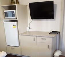 Geladeira, micro-ondas, cafeteira/chaleira, chaleira elétrica
